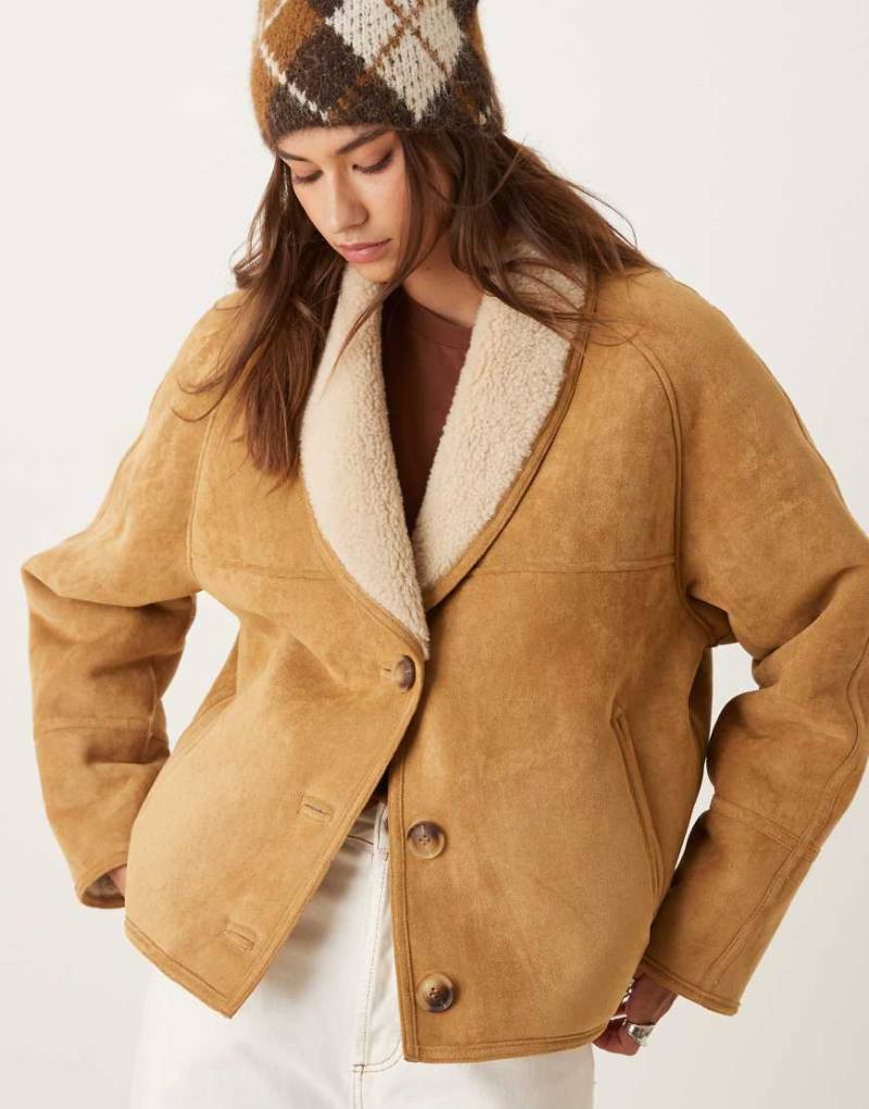 Urbancode - Cropped-Jacke aus Lammfellimitat in Kamelbraun-Neutral Urbancode - Cropped-Jacke aus Lammfellimitat in Kamelbraun-Neutral von Urbancode