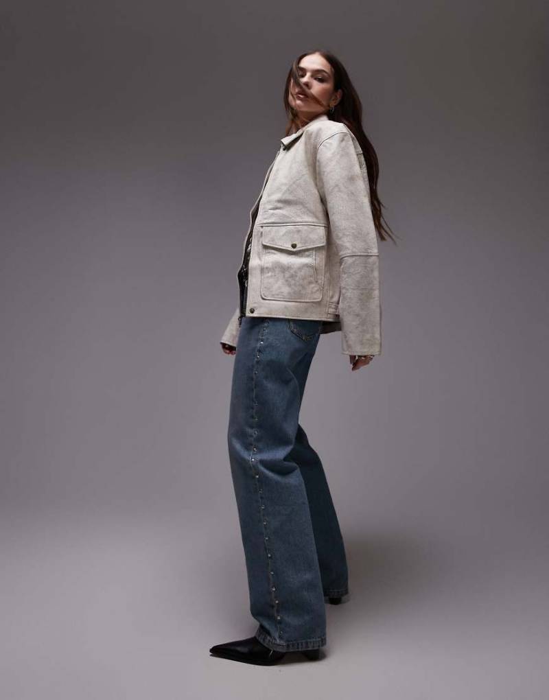 Urbancode - Harrington-Jacke in Weiß aus Leder mit Knittereffekt und aufgesetzter Tasche von Urbancode