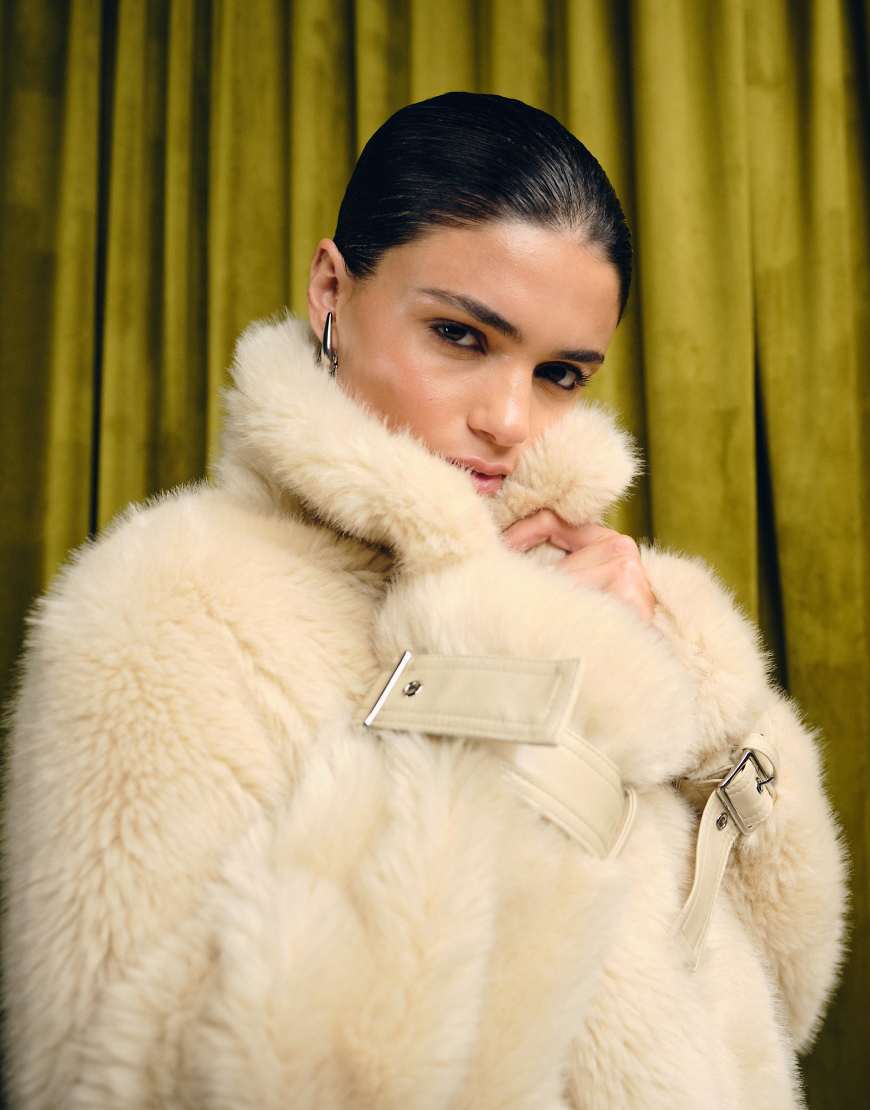 Urbancode - Kunstpelzjacke im 80er-Stil in Cremeweiß mit Gürtel von Urbancode