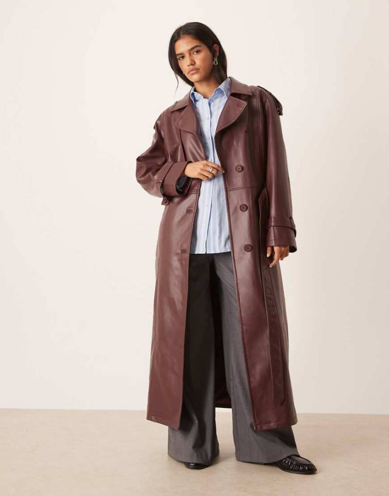 Urbancode - Oversize-Trenchcoat aus Kunstleder in dunklem Burgunderrot mit überschnittener Schulterpartie von Urbancode