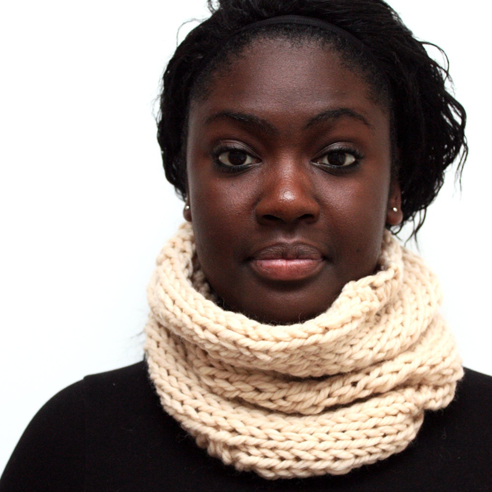 Creme Wolle Snood Schal, Grobstrick Snood, Geschenk Für Schwester, Handgestrickter Winterschal von Urbanknit