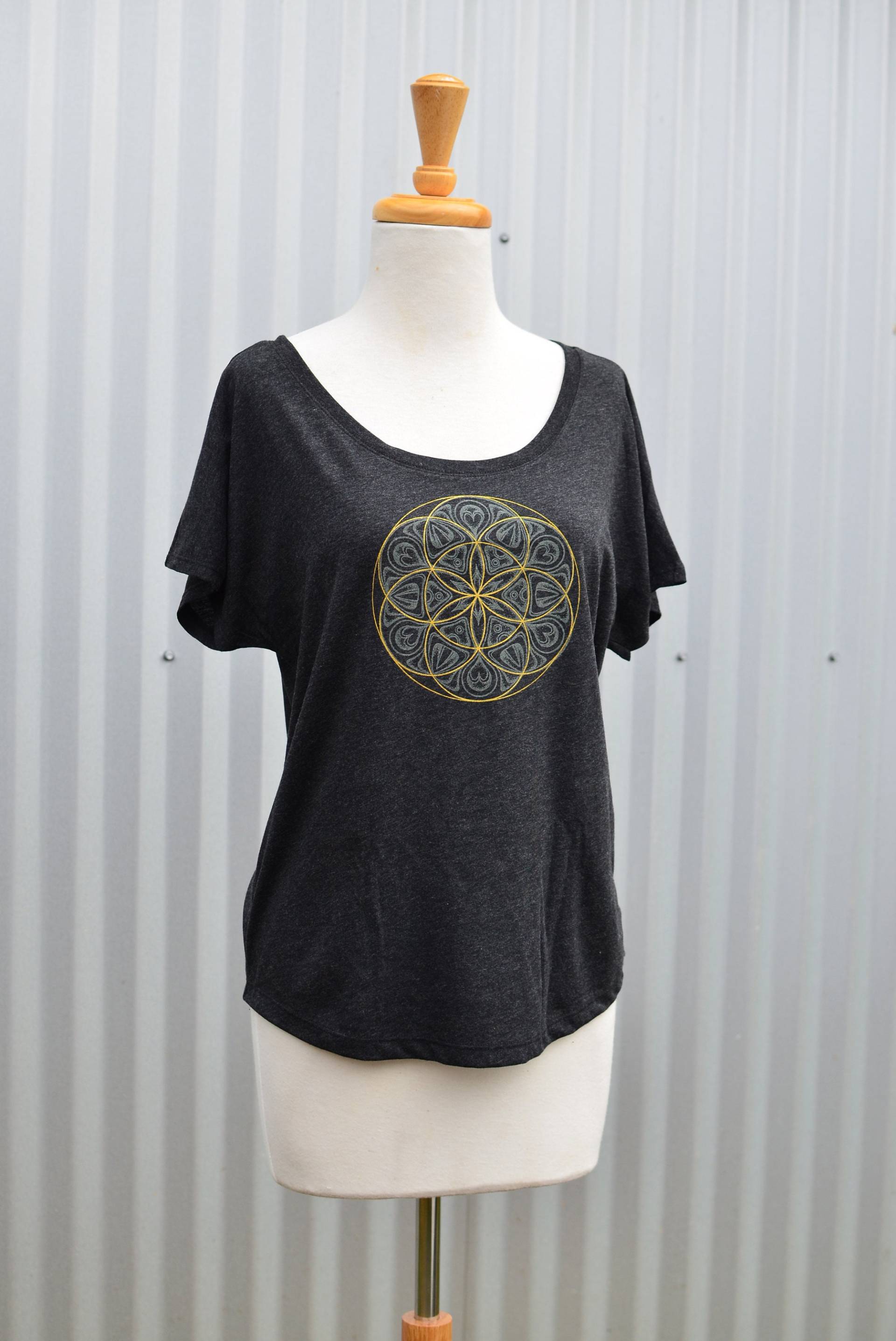 Samen Des Lebens Chakra U-Ausschnitt Dolman - Frauen Heilige Geometrie Shirt Festival Glow in The Dark von UriahClearLight