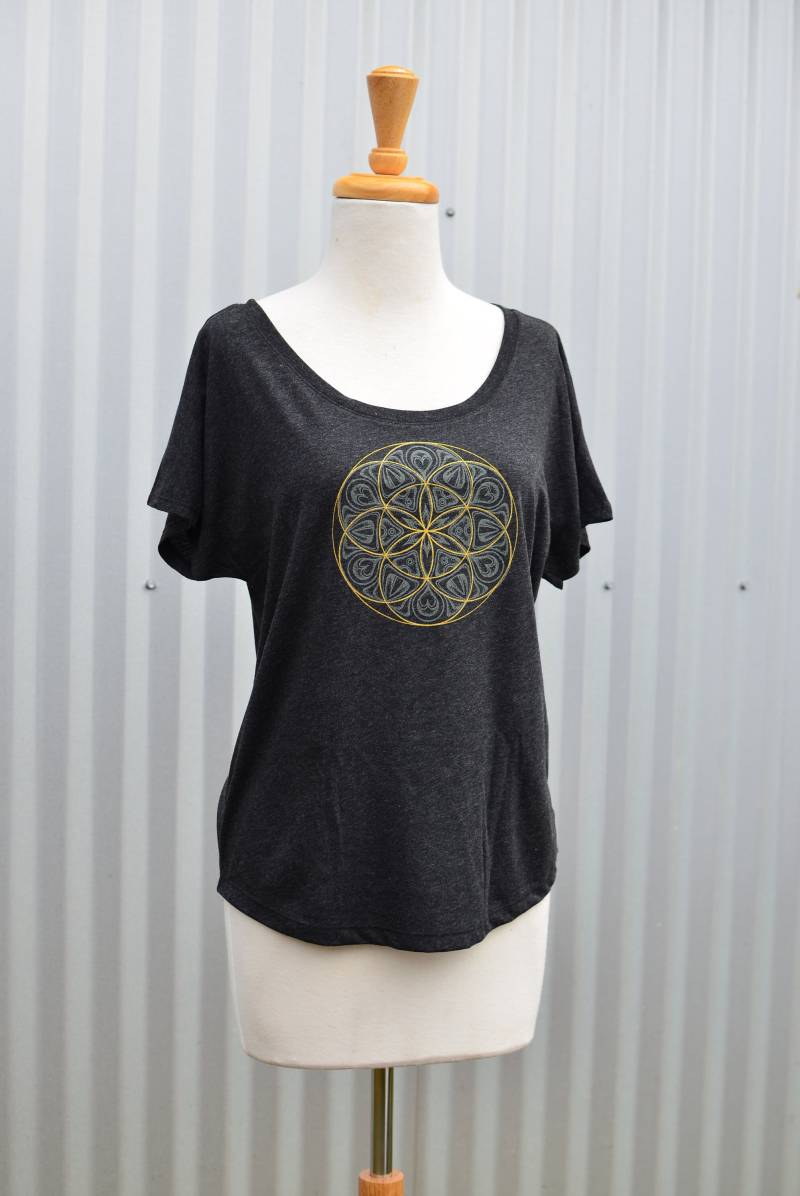 Samen Des Lebens Chakra U-Ausschnitt Dolman - Frauen Heilige Geometrie Shirt Festival Glow in The Dark von UriahClearLight