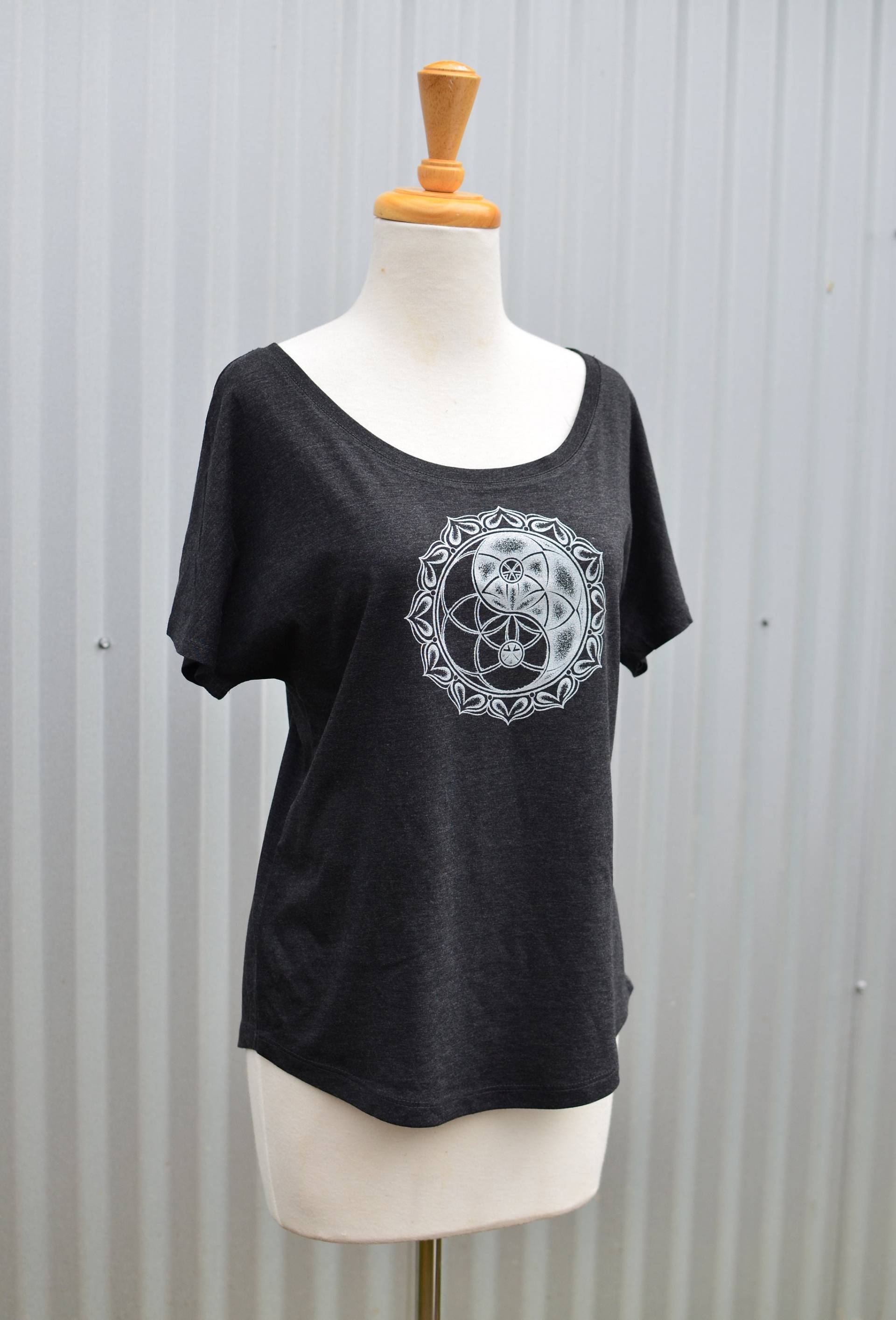 Samen Des Lebens Yin Yang Chakra U-Ausschnitt Dolman - Frauen Heilige Geometrie Shirt Festival Glow in The Dark von UriahClearLight