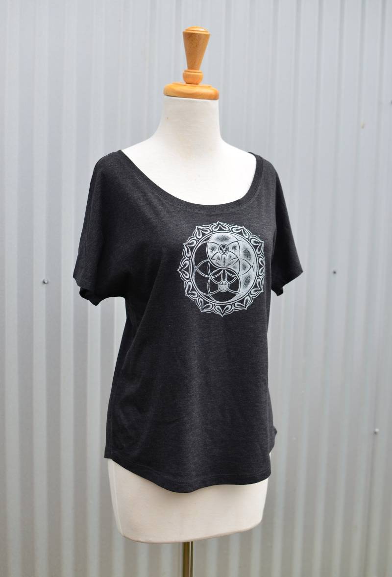 Samen Des Lebens Yin Yang Chakra U-Ausschnitt Dolman - Frauen Heilige Geometrie Shirt Festival Glow in The Dark von UriahClearLight