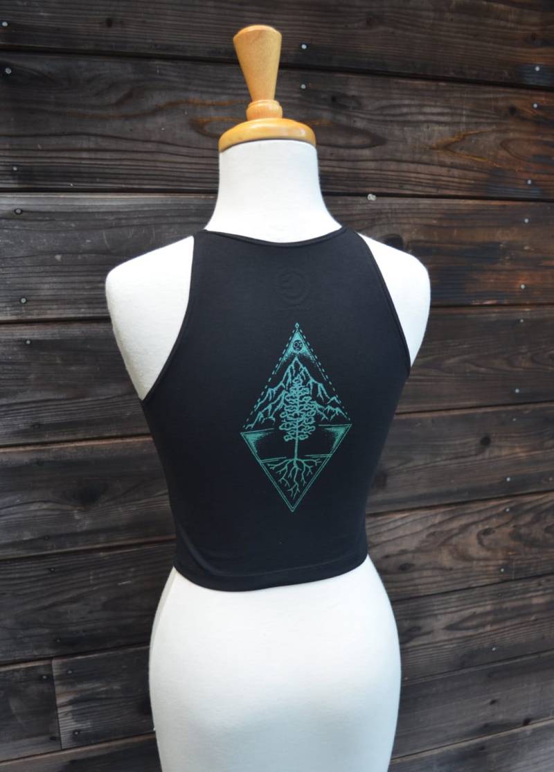 "Schwarzes Baum Crop Top - "Earth" Element Series Festival Heilige Geometrie Top." von UriahClearLight