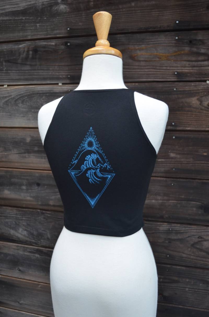 "Schwarzes Tailliertes Wave Crop Top - "Water" Element Series Festival Ocean Heilige Geometrie von UriahClearLight