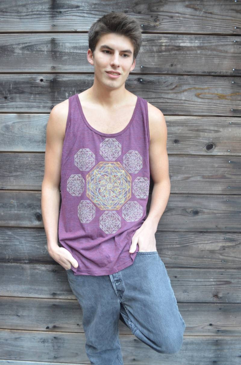 Tri-Cranberry Männer Mandala Tank - Glow in The Dark & Gold Octagon Design von UriahClearLight