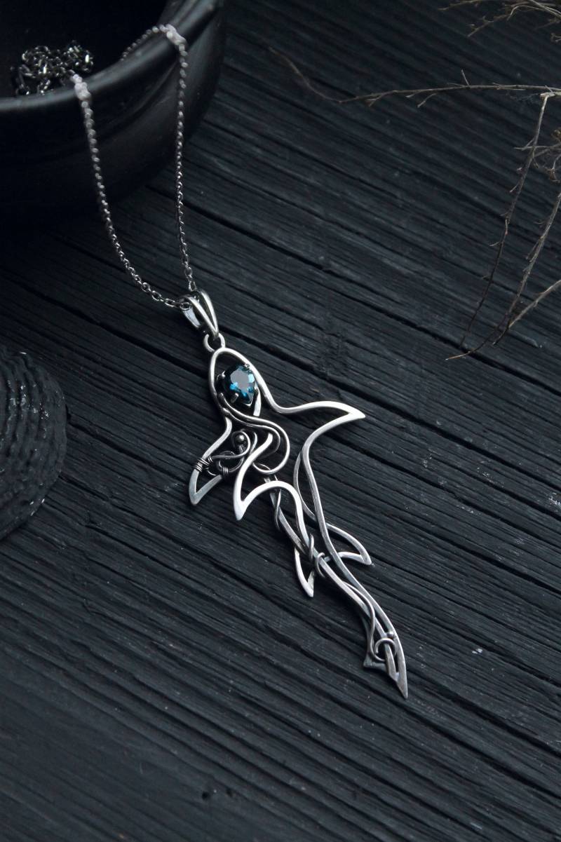 sterling Silber Hai Halskette, Draht Gewickelt Ocean Anhänger Unisex von UrsulaJewelry