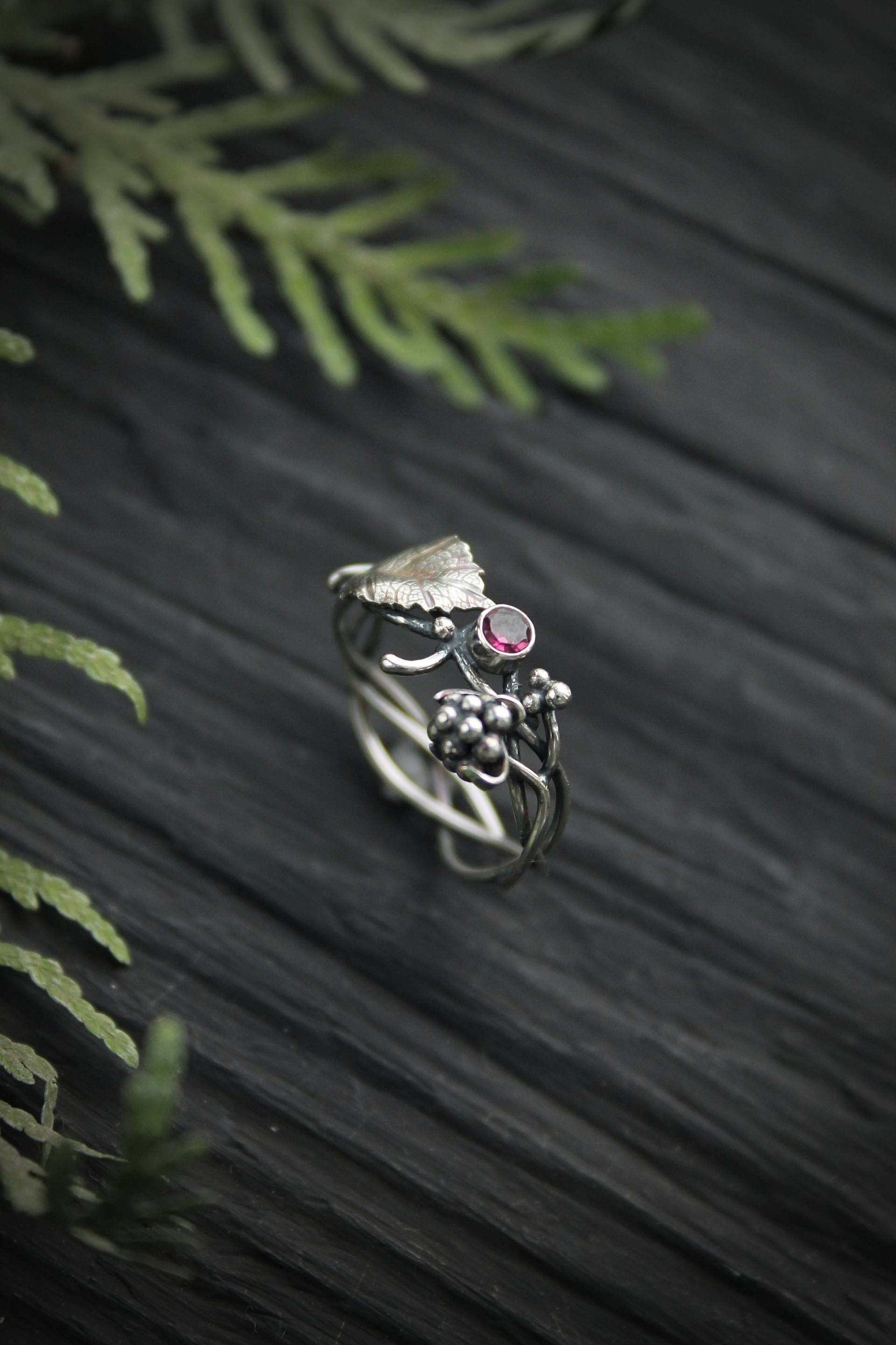 Himbeer Rhodolith Granat Ring, Sterling Silber Elfen Schmuck von UrsulaJewelry