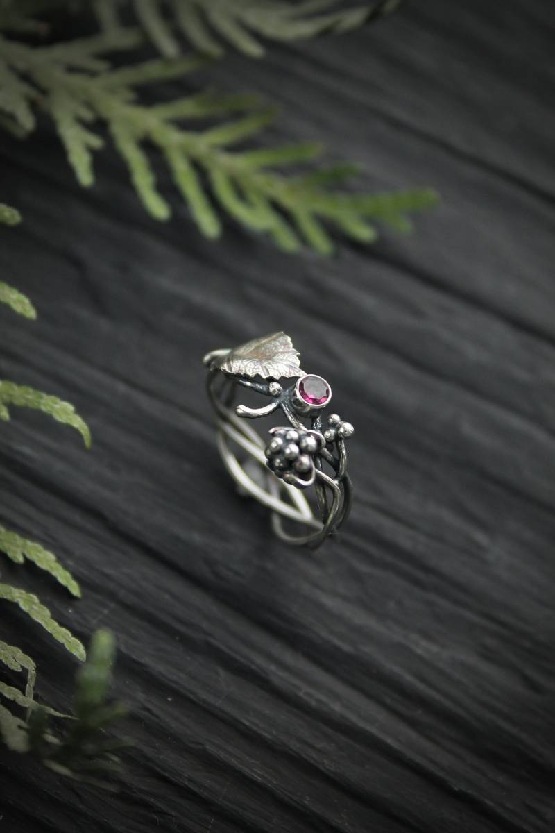 Himbeer Rhodolith Granat Ring, Sterling Silber Elfen Schmuck von UrsulaJewelry
