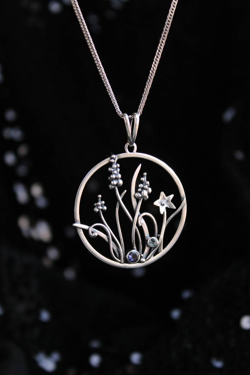 Muscari Blumen Anhänger Sterling Silber Kette Topas & Iolite Charm von UrsulaJewelry