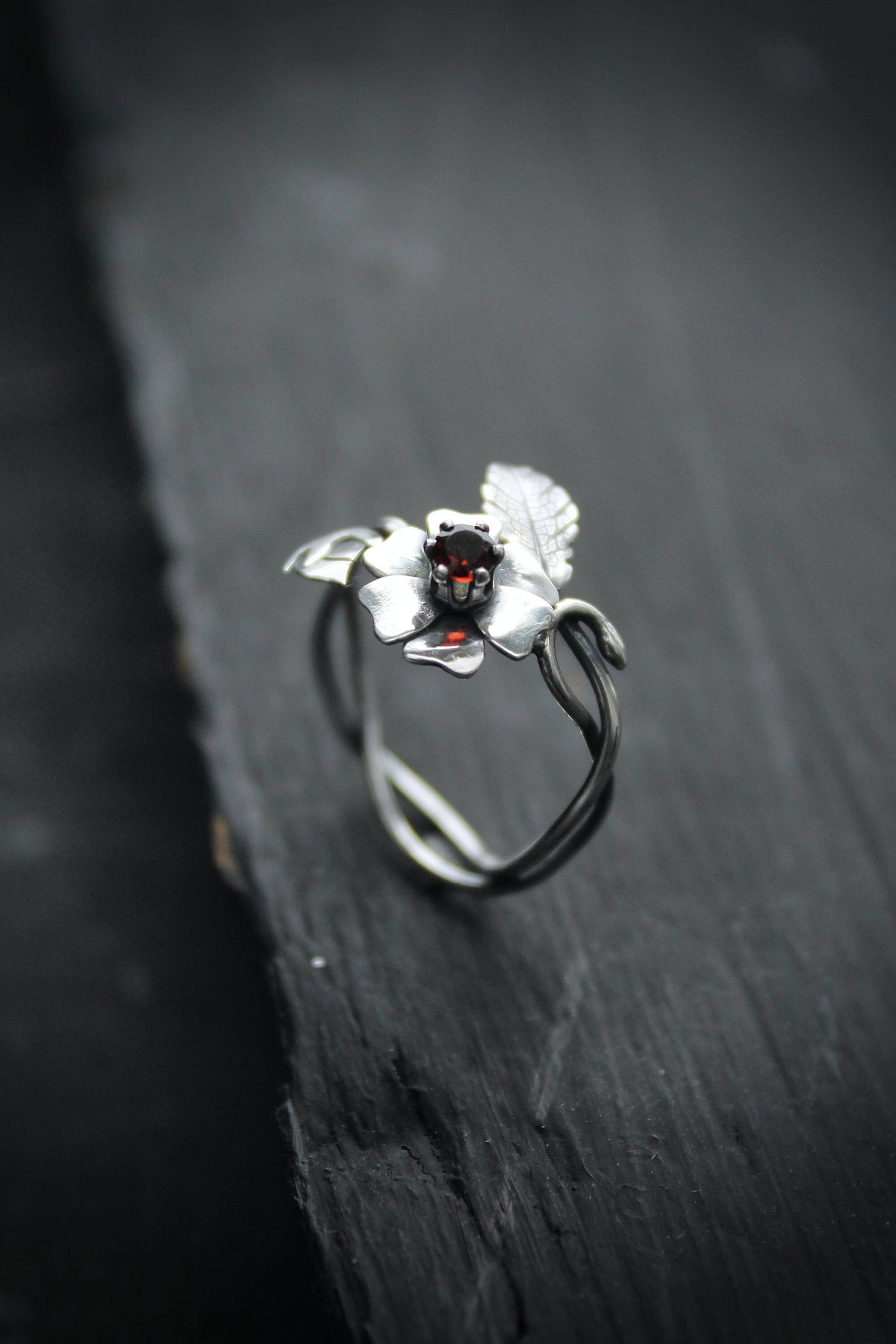 Wild Rose Ring Aus Sterlingsilber Mit Granat, Verstellbarer Blumenschmuck von UrsulaJewelry