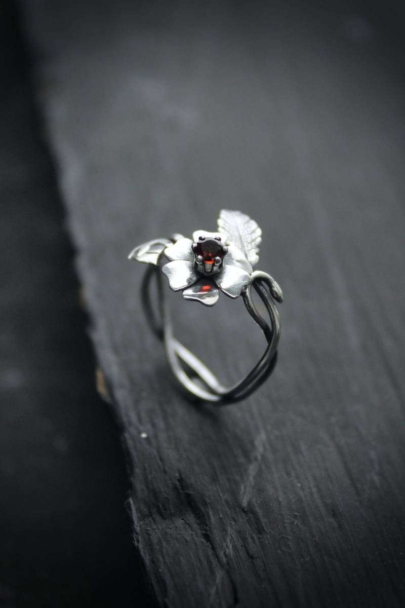 Wild Rose Ring Aus Sterlingsilber Mit Granat, Verstellbarer Blumenschmuck von UrsulaJewelry
