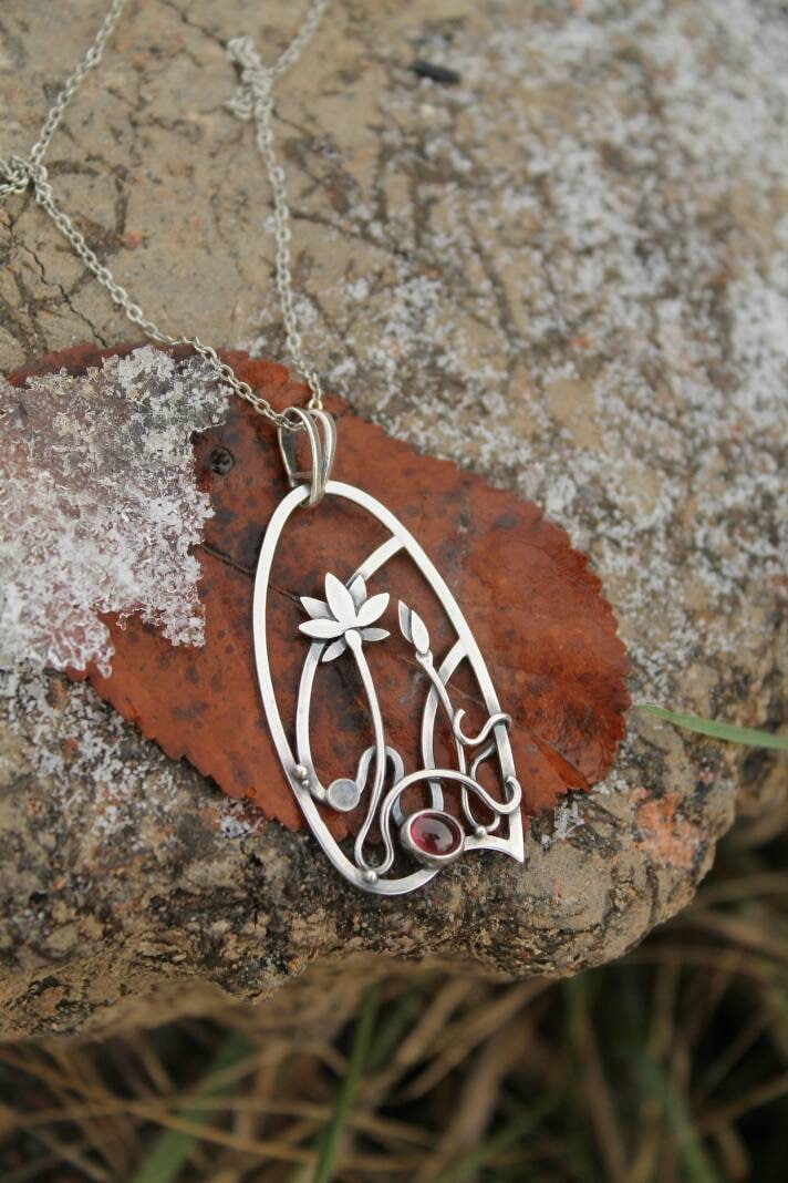 sterling Silber Lotus Blume Halskette, Granat Akzent, Blumen Schmuck von UrsulaJewelry