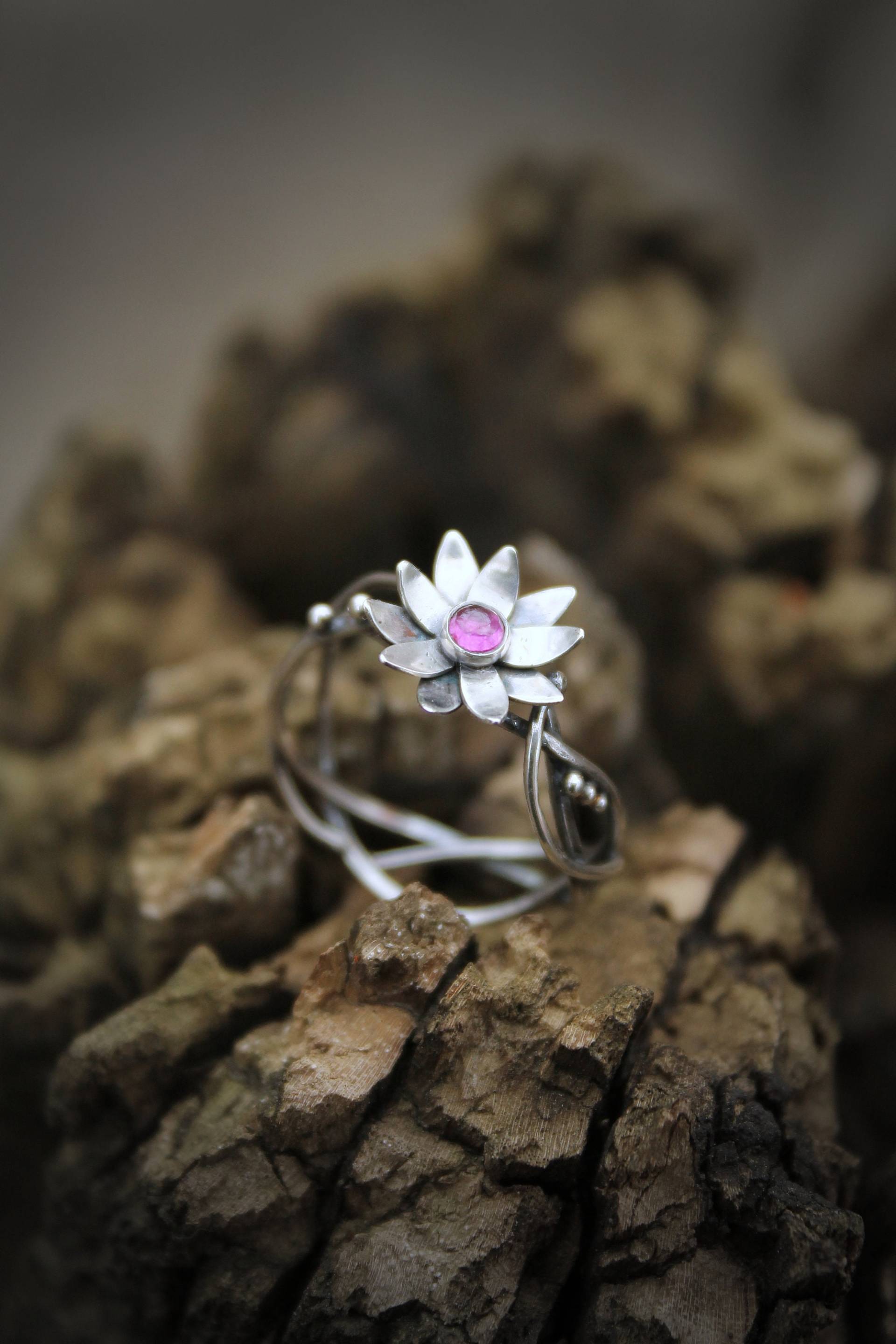 sterling Silber Lotus Blume Ring Mit Rhodolith Granat, Elven Schmuck von UrsulaJewelry