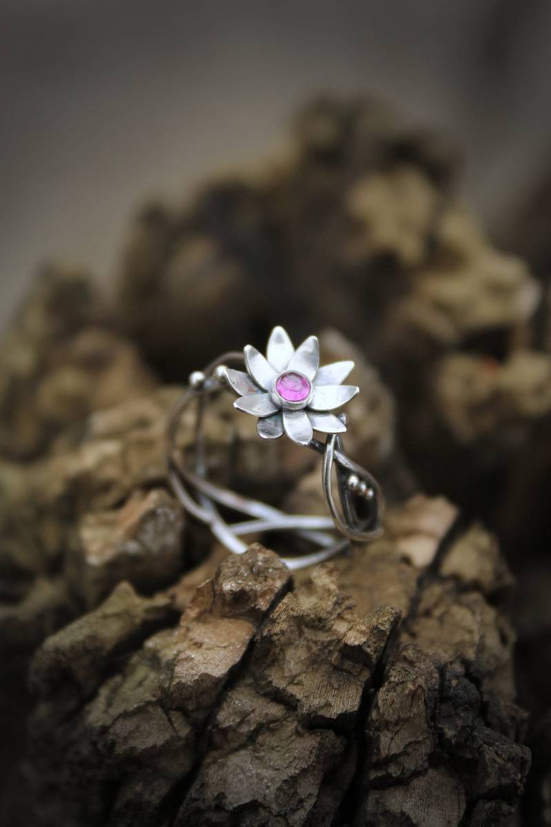 sterling Silber Lotus Blume Ring Mit Rhodolith Granat, Elven Schmuck von UrsulaJewelry