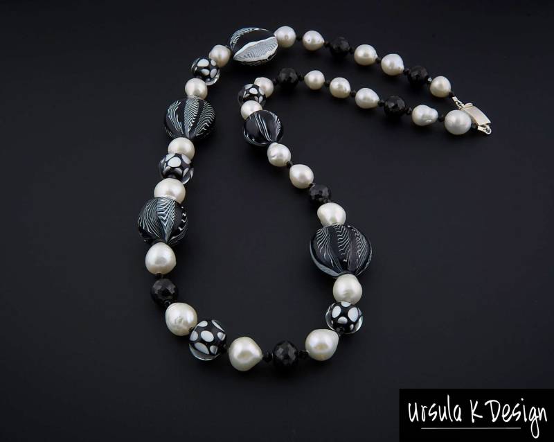 Schwarz Weiß Handgeblühte Glas Barock Perlen Halskette Mit Swarovski, One Of A Kind Statement Halskette, Custom Fine Jewelry von UrsulaKDesign