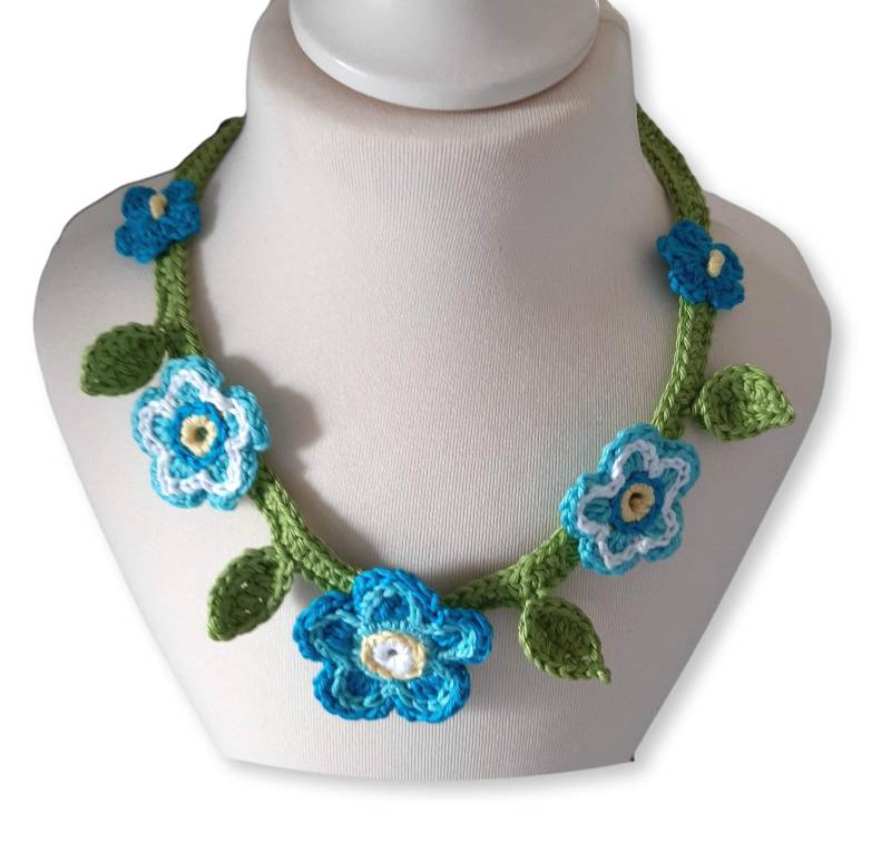 Kette Für Kleine Mädchen, Häkelkette, Häkelschmuck, Blumenschmuck, Häkelblumen, Kinderschmuck von UrsulaPetra
