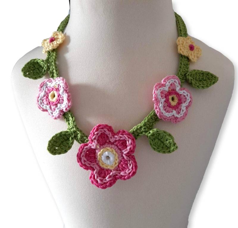 Kette Für Kleine Mädchen, Häkelkette, Häkelschmuck, Blumenschmuck, Häkelblumen, Kinderschmuck von UrsulaPetra