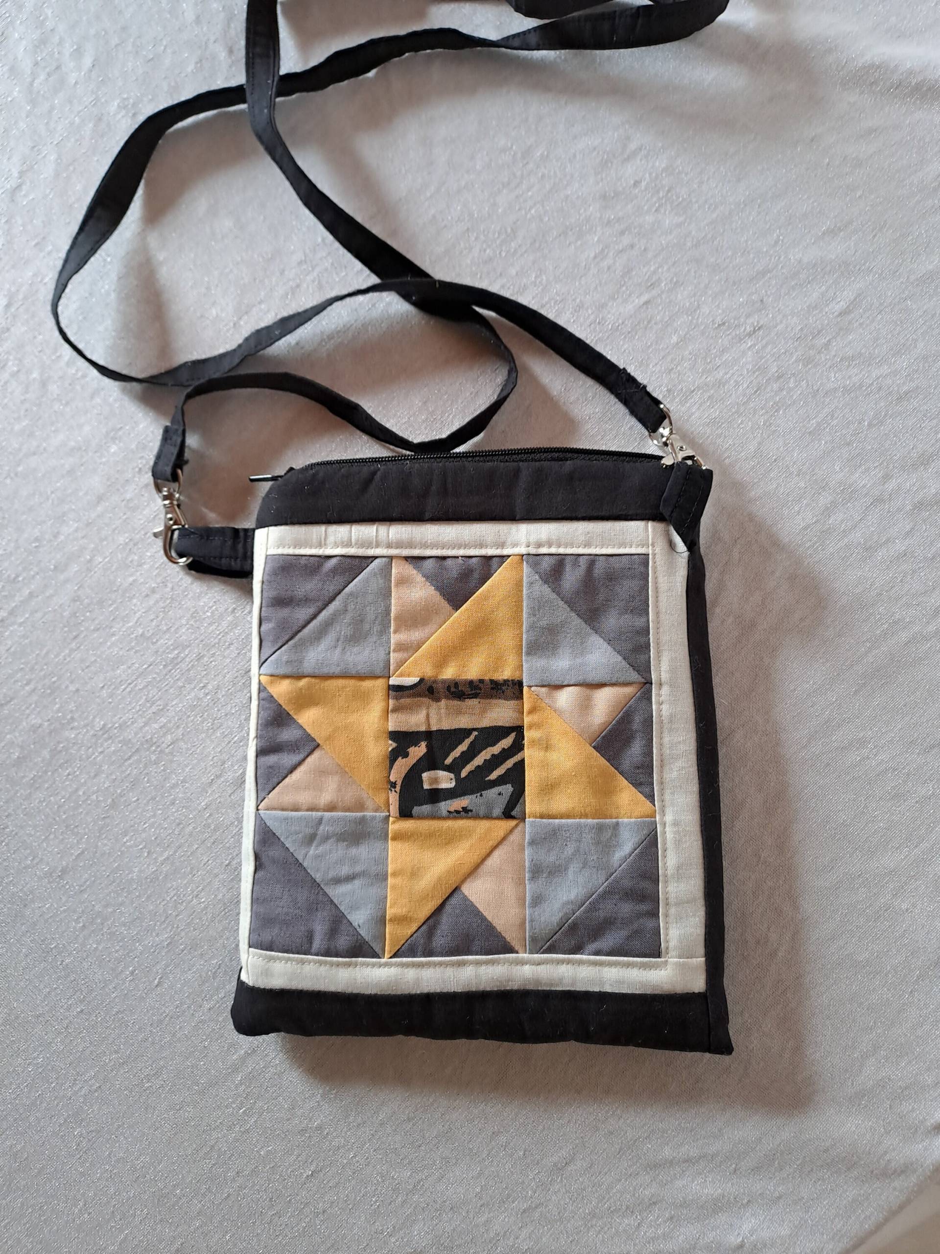 Handytasche in Patchworktechnik Zum Umhängen, Kleine Schwarz-Graue Schultertasche, Smartphone-Tasche, Crossbody-Handytasche Handytasche in Patchworktechnik Zum Umhängen, Kleine Schwarz-Graue Schultertasche, Smartphone-Tasche, Crossbody-Handytasche von UrsulasPatchwork