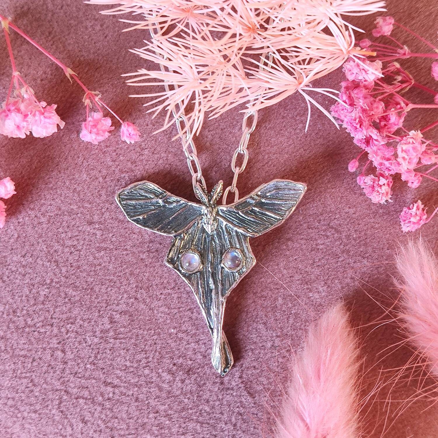 Halskette Moth Moon Mit Weißem Labradorit Halskette Moth Moon Mit Weißem Labradorit von UsagiJewels