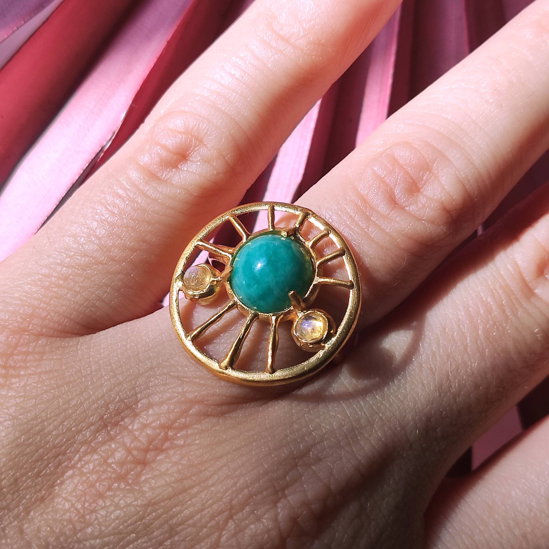 Orbita-Ring Aus 24 Karat Vergoldetem 925Er Silber Mit Grünem Achat Und Zwei Weißen Labradoriten - Größe P | Uk-Größe Orbita-Ring Aus 24 Karat Vergoldetem 925Er Silber Mit Grünem Achat Und Zwei Weißen Labradoriten - Größe P | Uk-Größe von UsagiJewels