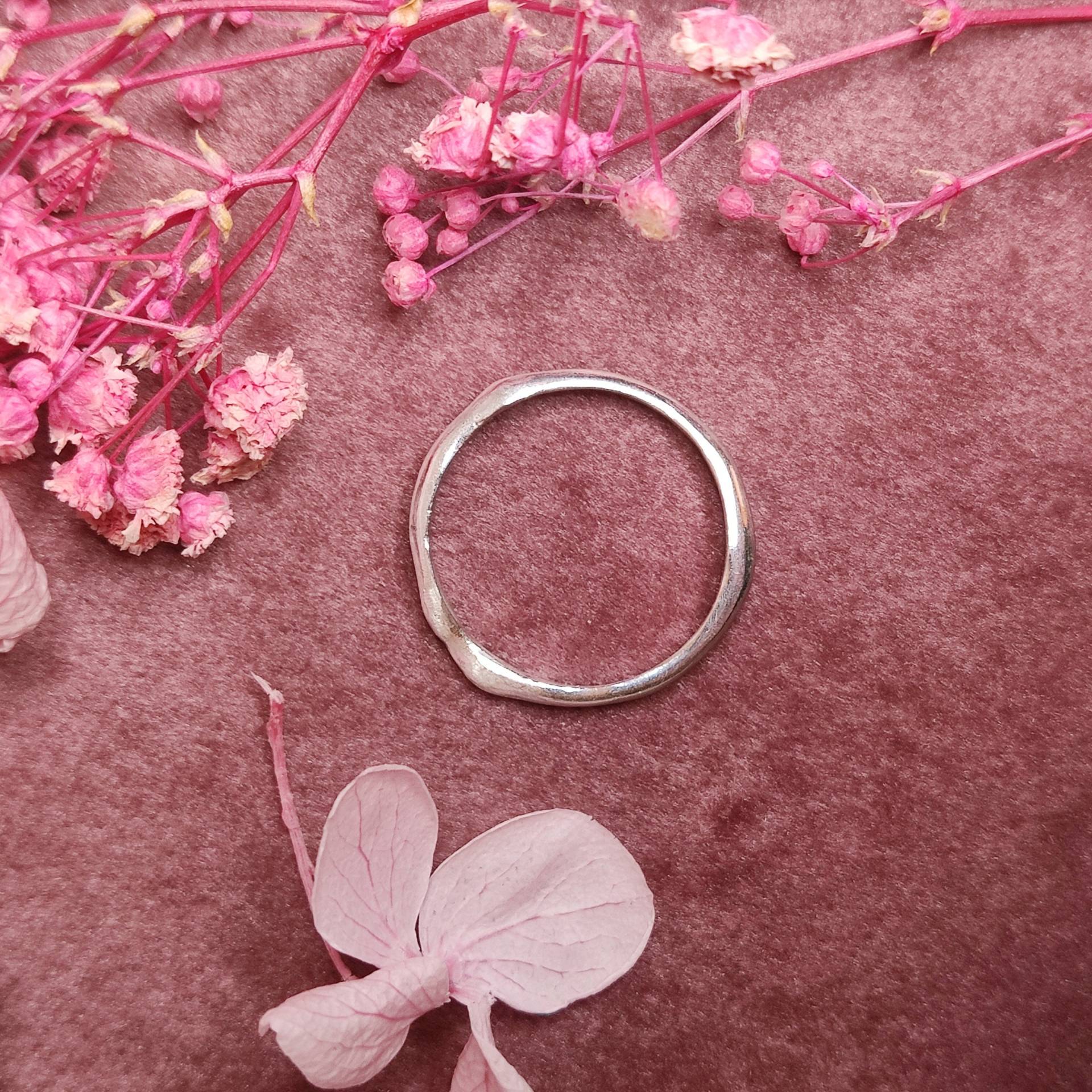 Unregelmäßiger Ehering in Silber 925 - Größe M | Größe Uk Unregelmäßiger Ehering in Silber 925 - Größe M | Größe Uk von UsagiJewels