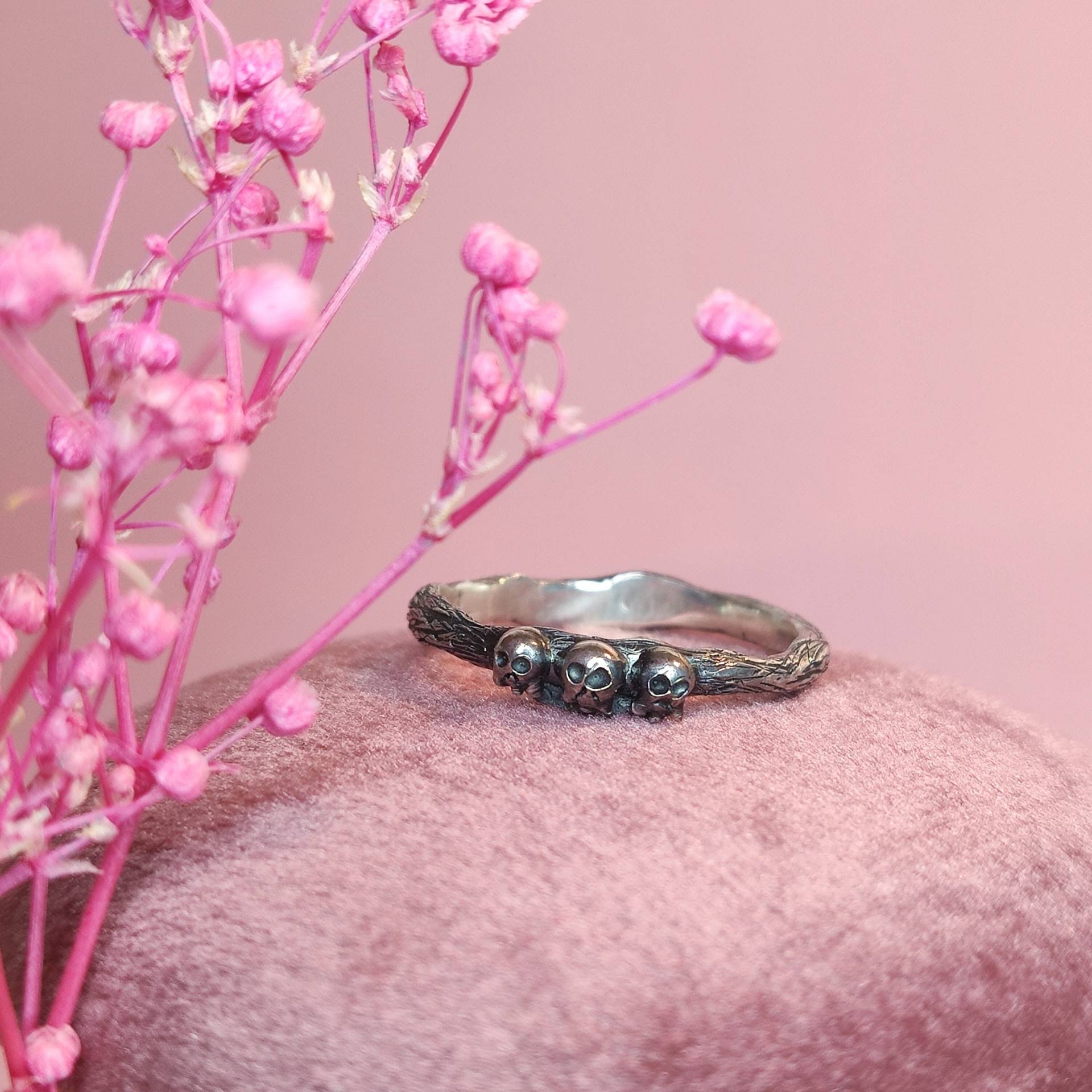 Unregelmäßiger Ring Drei Totenköpfe in Silber 925 - Größe O1/2 | Größe Uk Unregelmäßiger Ring Drei Totenköpfe in Silber 925 - Größe O1/2 | Größe Uk von UsagiJewels