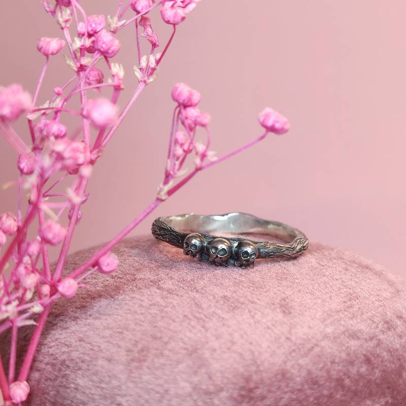 Unregelmäßiger Ring Drei Totenköpfe in Silber 925 - Größe O1/2 | Größe Uk Unregelmäßiger Ring Drei Totenköpfe in Silber 925 - Größe O1/2 | Größe Uk von UsagiJewels