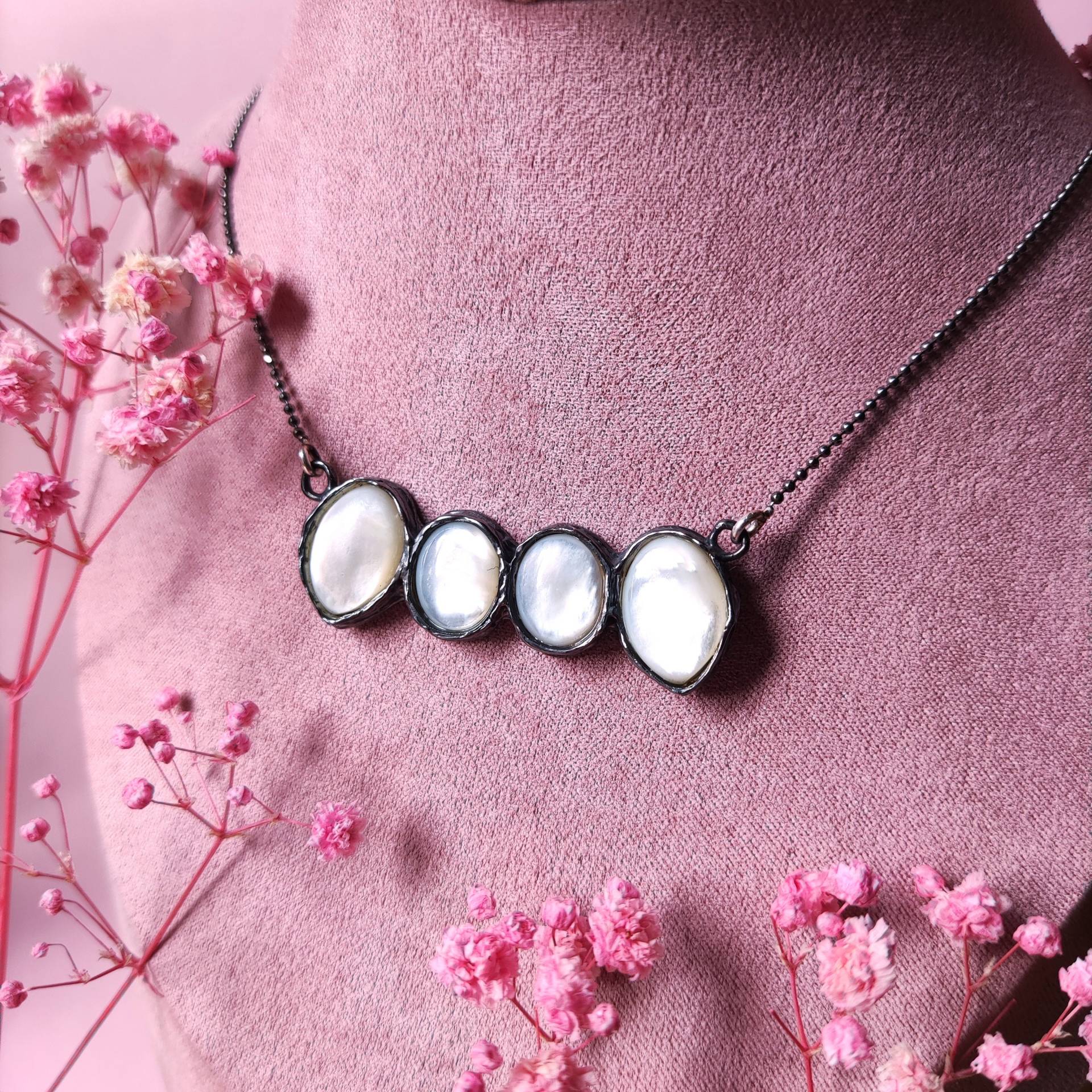 Vamp-Halskette Aus Brüniertem Silber Mit Perlmutt Vamp-Halskette Aus Brüniertem Silber Mit Perlmutt von UsagiJewels