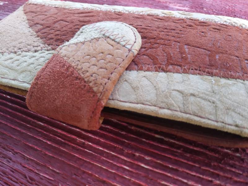 Vintage Multi Braun Wildleder Genäht Patchwork Brieftasche von UsedGoodsVintage