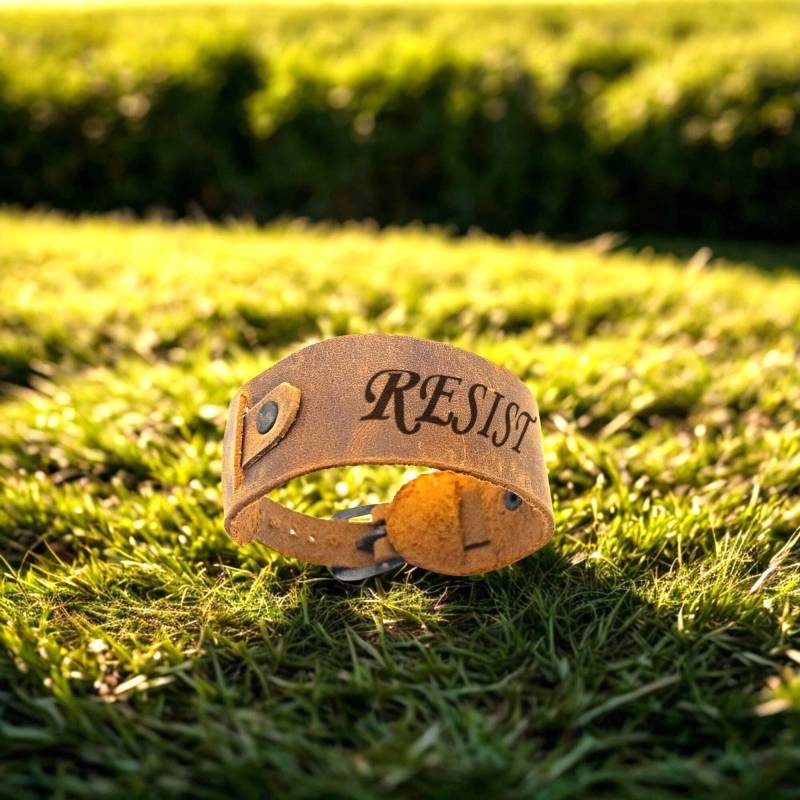 Resist Inspired Bracelet, Leather Handcrafted Rustic Jewelry, Boho Real Cuff, Unisex Gift Idea For Individuals Or Groups von UsluLeder