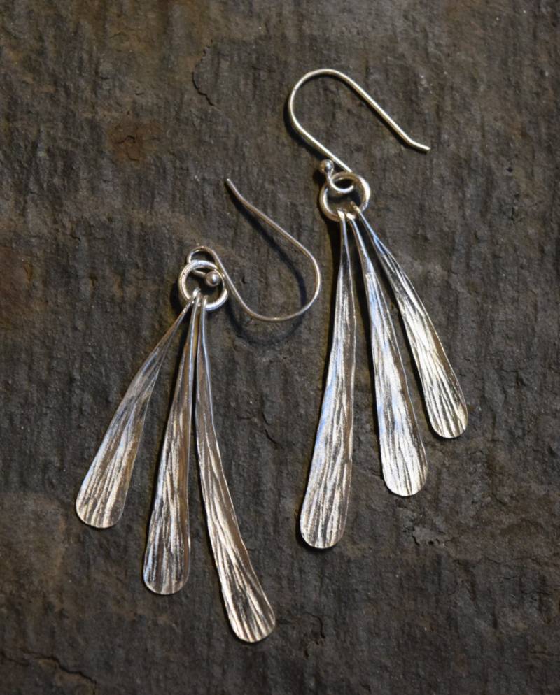 Handgefertigte Sterling Silber Ohrringe Im Blatt Design Gehämmert Punziert Handgefertigte Sterling Silber Ohrringe Im Blatt Design Gehämmert Punziert von UtasJoolz