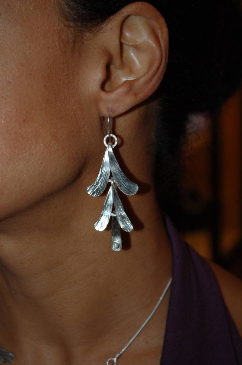 Handgemachte Gehämmerte Sterling Silber Ohrringe Im Blattdesign Handgemachte Gehämmerte Sterling Silber Ohrringe Im Blattdesign von UtasJoolz