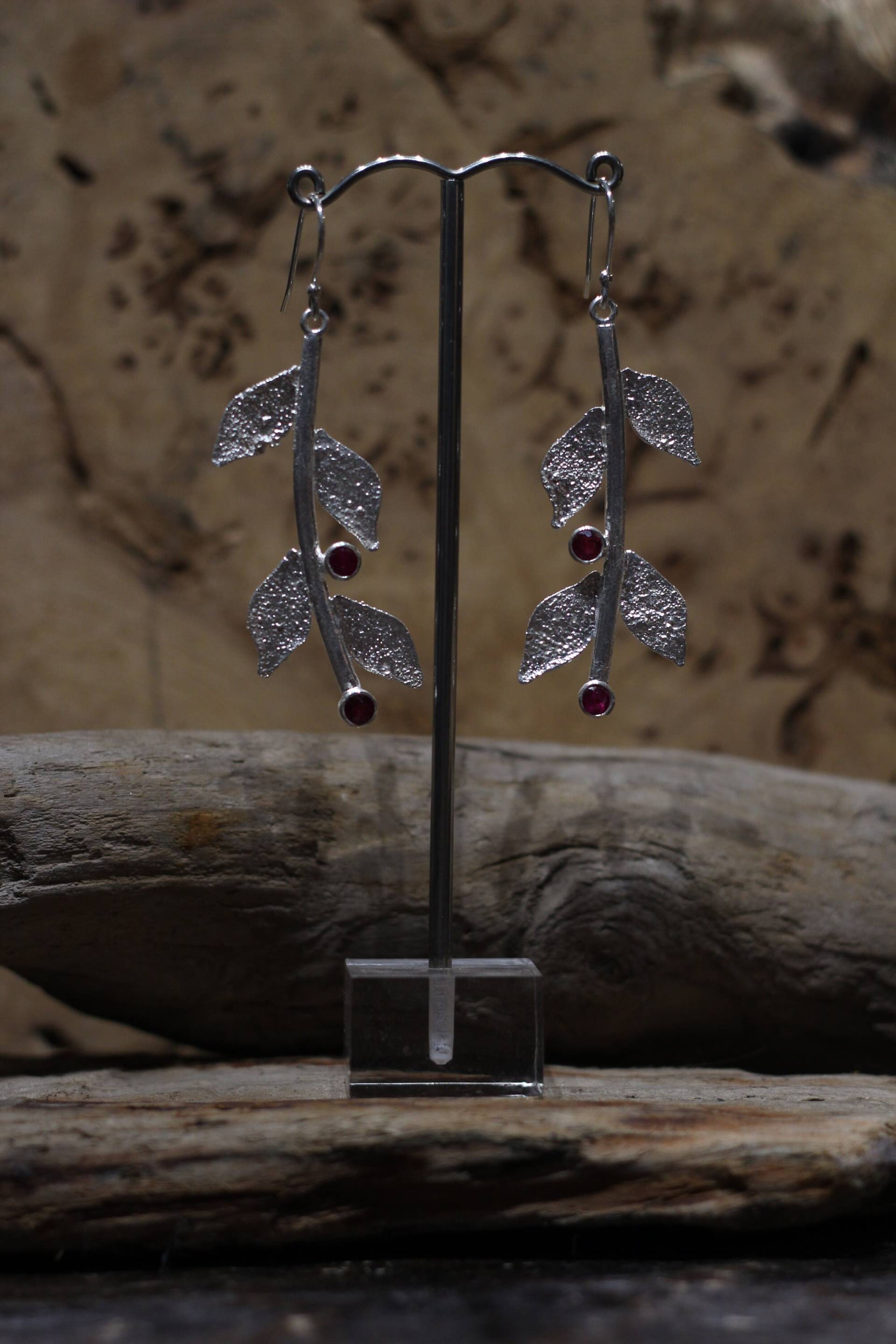 Opal Smaragd Oder Rubin Retikuliert Silber Blatt Ohrringe Statement Dangly Handgefertigte Sterling Silberohrringe Opal Smaragd Oder Rubin Retikuliert Silber Blatt Ohrringe Statement Dangly Handgefertigte Sterling Silberohrringe von UtasJoolz