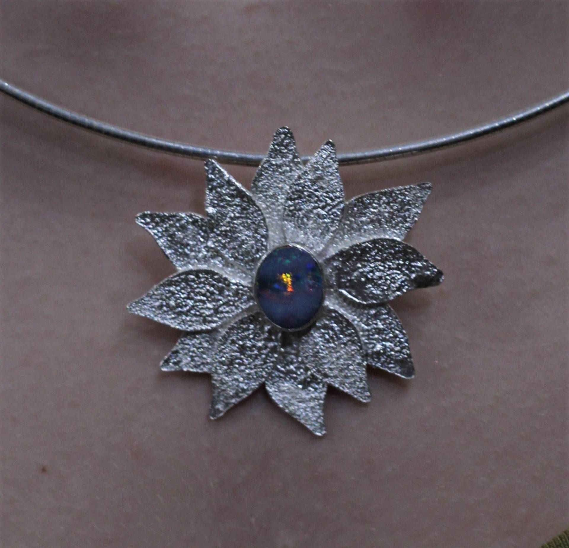 Retikulierte Silber Blätter Opal Anhänger Blume Australian Opal Retikulierte Silber Blätter Opal Anhänger Blume Australian Opal von UtasJoolz