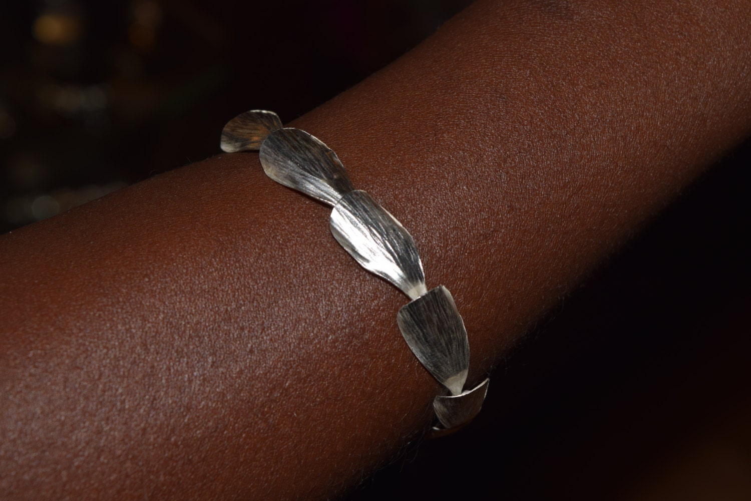Überlappendes Sterling Silber Blatt Armband Zarte Designer Handgemachte Elegante Matte Oberfläche Punziert Original Überlappendes Sterling Silber Blatt Armband Zarte Designer Handgemachte Elegante Matte Oberfläche Punziert Original von UtasJoolz