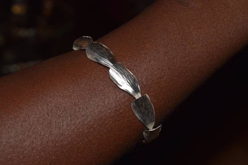 Überlappendes Sterling Silber Blatt Armband Zarte Designer Handgemachte Elegante Matte Oberfläche Punziert Original Überlappendes Sterling Silber Blatt Armband Zarte Designer Handgemachte Elegante Matte Oberfläche Punziert Original von UtasJoolz