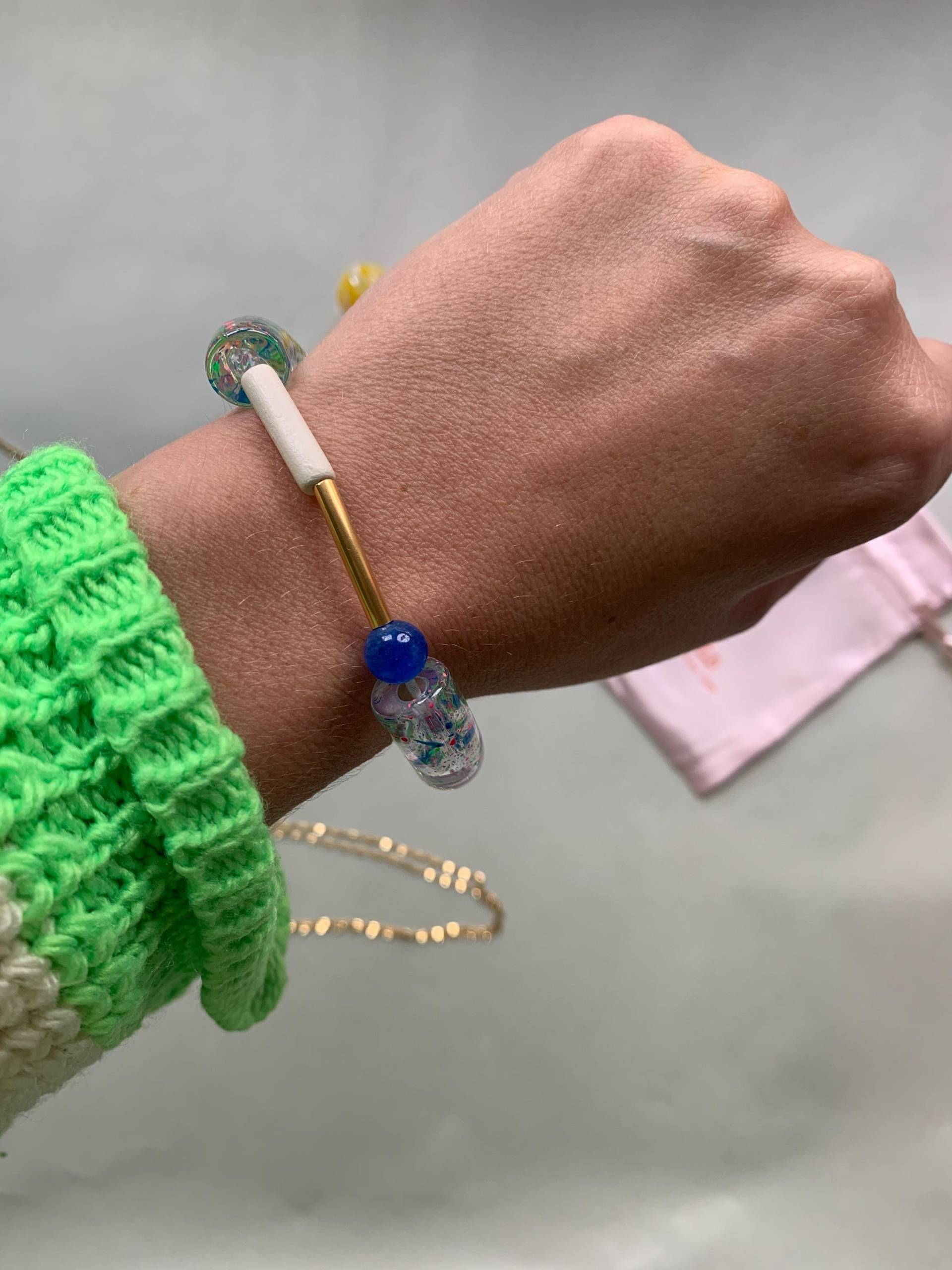 Armband „ Gold Blue Graffiti | Armreif Armschmuck Acrylperlen Bamboo Bangles Bunt Boho Bracelets von UteArnoldStudio