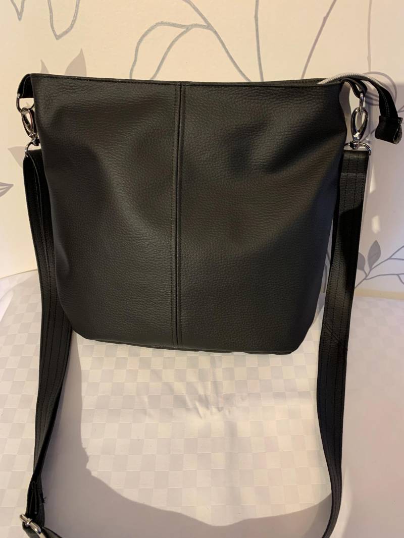 Schwarze Kunstledertasche, Umhängetasche, Handtasche von UtesKreativstuebl