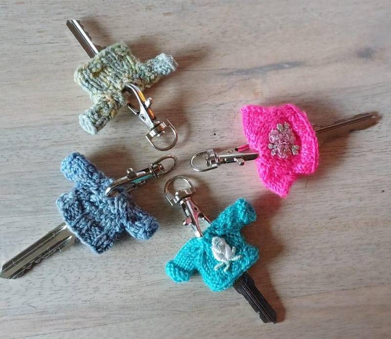Mini Pullover-Schlüsselanhänger, Handgefertigt Winzige Schlüsselpullover Hülle, Einzigartiger Schlüsselmarkierer, Wichtel Pullover von Utesminipuppstore