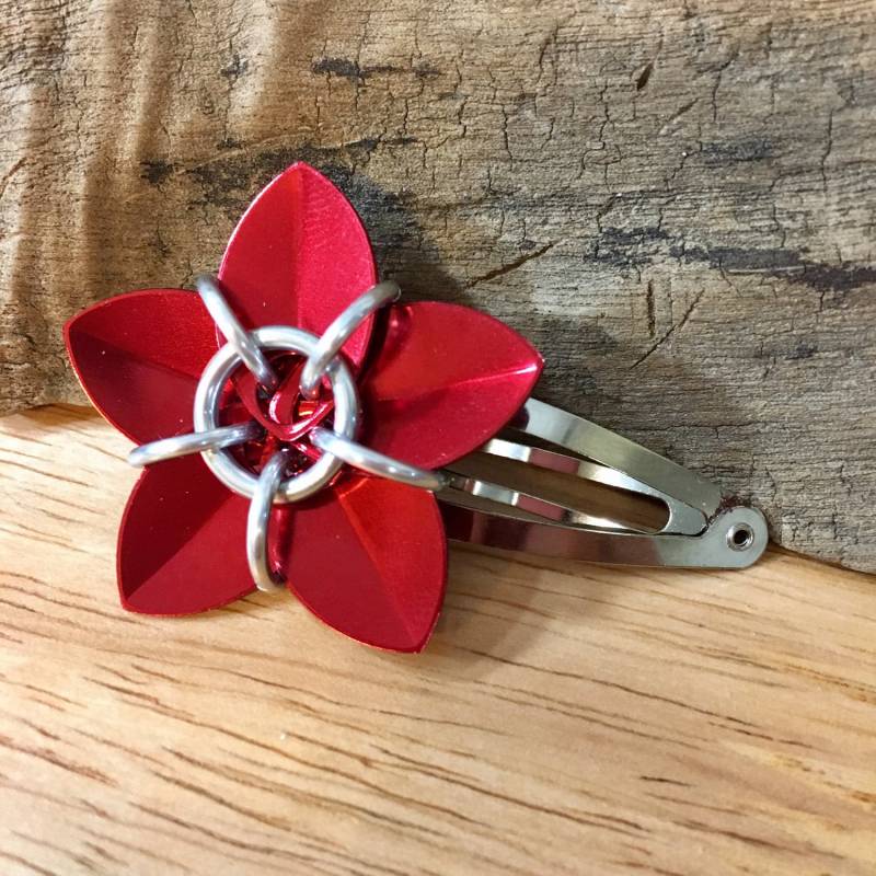 Glänzende Schuppenblumen-Barrette Glänzende Schuppenblumen-Barrette von UtopiaArmoury