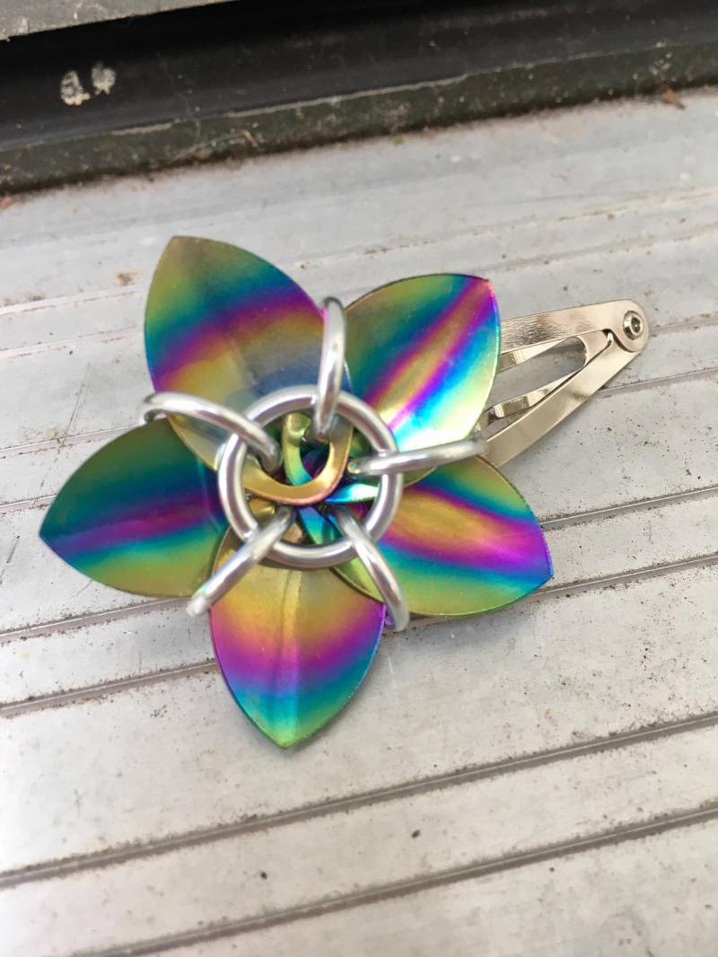 Regenbogen Eloxierte Niobium Schuppen Blumen Barrette Regenbogen Eloxierte Niobium Schuppen Blumen Barrette von UtopiaArmoury