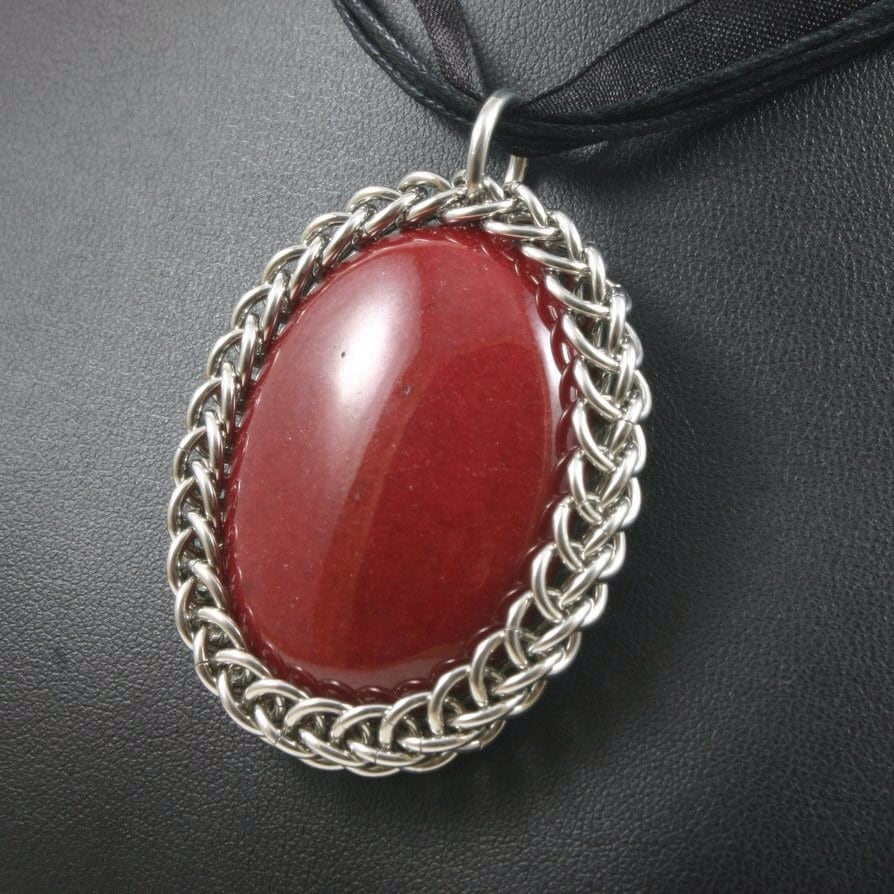 Rote Berg Jade Gewickelt in Kettenpost Rote Berg Jade Gewickelt in Kettenpost von UtopiaArmoury