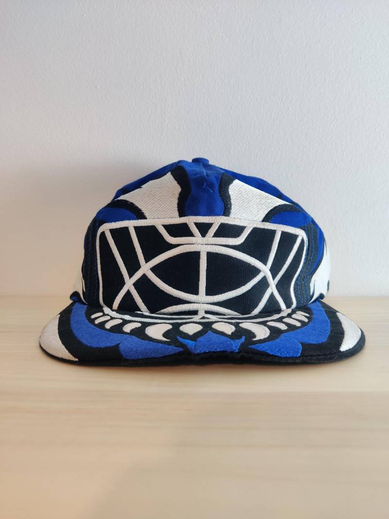 The Mask Seltene Vintage 90Er Kappe Von Greg Harrison, Felix "The Cat' Potvin Toronto Maple Leafs Design, Schwer Bestickt The Mask Seltene Vintage 90Er Kappe Von Greg Harrison, Felix "The Cat' Potvin Toronto Maple Leafs Design, Schwer Bestickt von UtopiaPreloved
