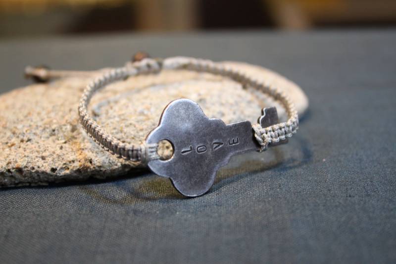 Ausgefallener Vintage Schlüssel/Love Handgestempelter Schlüssel Verstellbar Handgeknotetes Armband, Bedeutungsvolles Geschenk, Geschenk Für Sie von UtreasureBox