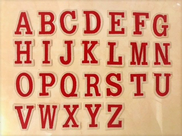 Gesticktes Aufbügeln Alphabet Patch Rote & Weiße Buchstaben Applikation von Utrimming