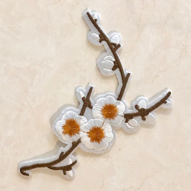 Pflaumenblüte Gestickter Aufnäher Aufnäher Zum Selbermachen, Selbstklebendes Headpiece | 13, 5 X 11, 5 cm Pflaumenblüte Gestickter Aufnäher Aufnäher Zum Selbermachen, Selbstklebendes Headpiece | 13, 5 X 11, 5 cm von Utrimming