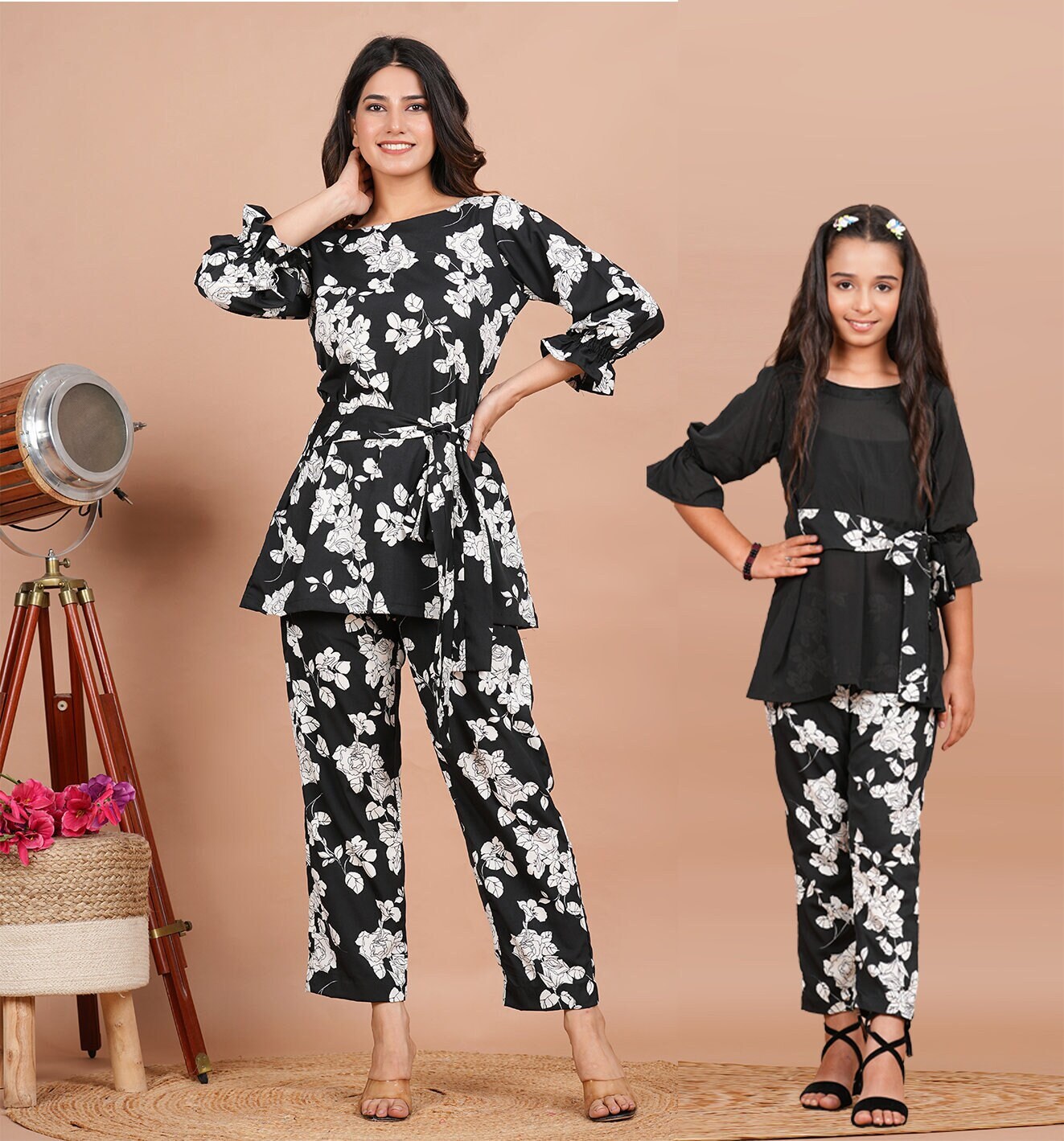 Bedrucktes Crepe Co Ord Set Mutter Und Tochter Combo in Schwarz Weiß Bedrucktes Crepe Co Ord Set Mutter Und Tochter Combo in Schwarz Weiß von UtsavFashion